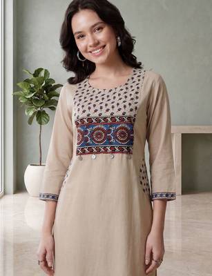Women Ethnic Motifs Printed Cotton Kurta with Trousers 2
