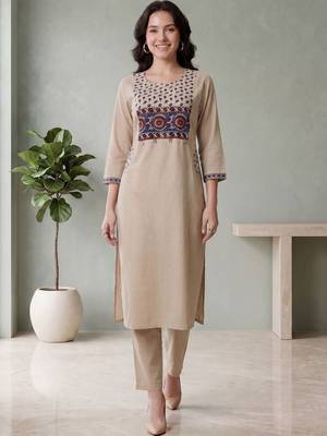 Women Ethnic Motifs Printed Cotton Kurta with Trousers 3