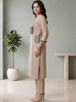 Women Ethnic Motifs Printed Cotton Kurta with Trousers 5
