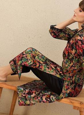 Floral Printed V-Neck Straight Kurta with Trousers 5