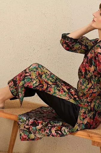 Floral Printed V-Neck Straight Kurta with Trousers