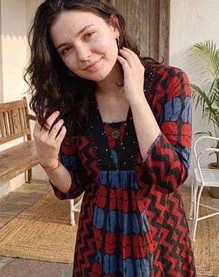 Women Printed Empire Thread Work Cotton Kurta with Trousers 2