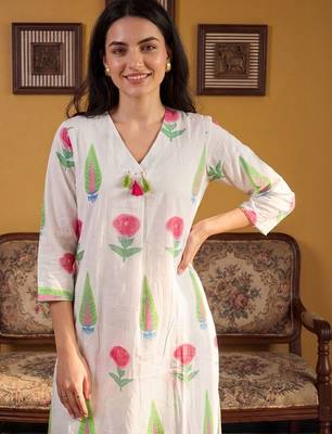 Women Floral Printed Cotton Kurta with Trousers 2