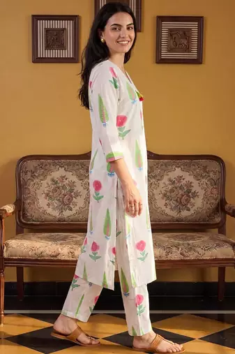 Women Floral Printed Cotton Kurta with Trousers