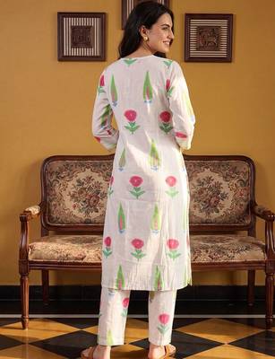 Women Floral Printed Cotton Kurta with Trousers 4