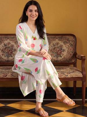 Women Floral Printed Cotton Kurta with Trousers 5