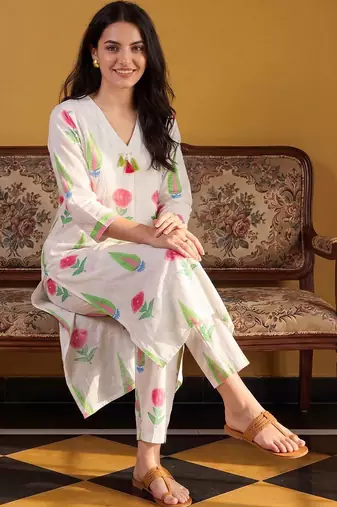 Women Floral Printed Cotton Kurta with Trousers
