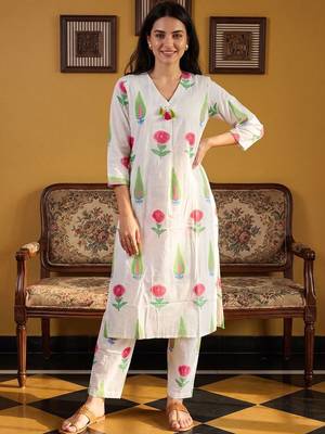 Women Floral Printed Cotton Kurta with Trousers 6