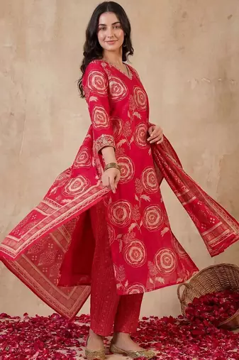 Women Floral Printed Chanderi Silk Kurta with Trousers & With Dupatta