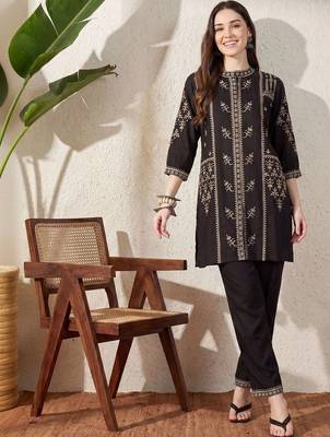 Women Ethnic Motifs Embroidered Thread Work Kurta with Trousers 1