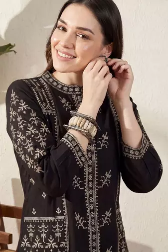 Women Ethnic Motifs Embroidered Thread Work Kurta with Trousers