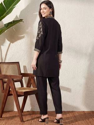 Women Ethnic Motifs Embroidered Thread Work Kurta with Trousers 4