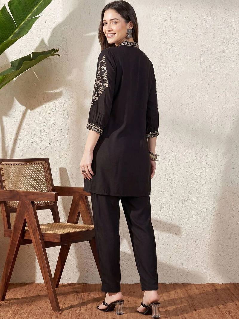 Women Ethnic Motifs Embroidered Thread Work Kurta with Trousers