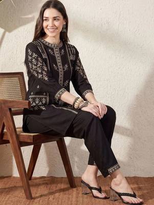 Women Ethnic Motifs Embroidered Thread Work Kurta with Trousers 5