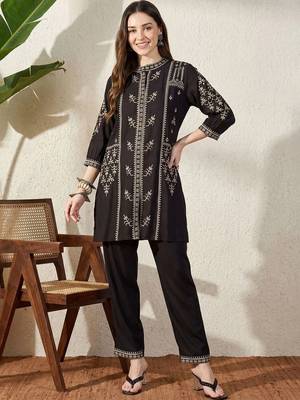 Women Ethnic Motifs Embroidered Thread Work Kurta with Trousers 6