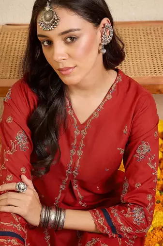 Women Floral Embroidered Thread Work Kurta with Trousers