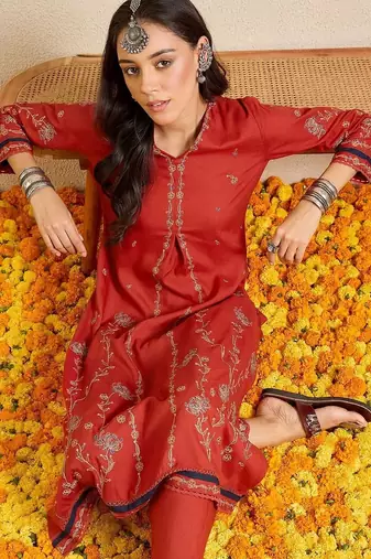 Women Floral Embroidered Thread Work Kurta with Trousers
