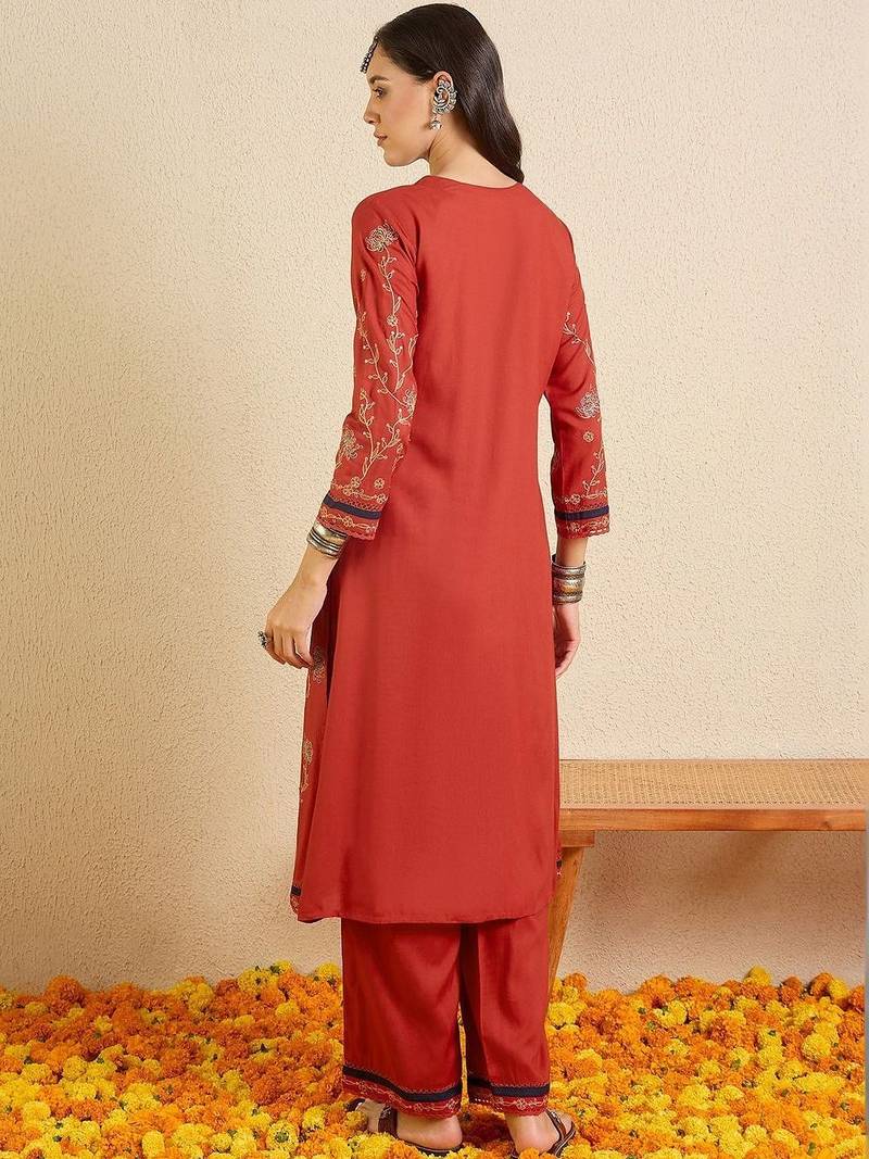Women Floral Embroidered Thread Work Kurta with Trousers