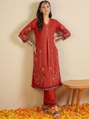 Women Floral Embroidered Thread Work Kurta with Trousers 4