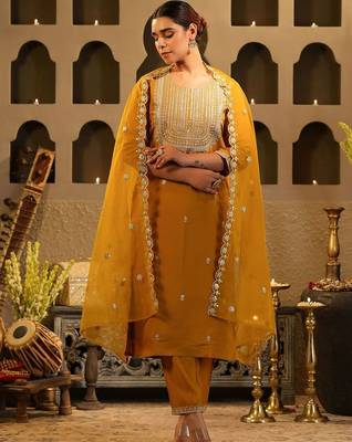 Women Ethnic Motifs Embroidered Kurta with Trousers & Dupatta 2