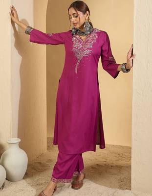 Women Embroidered Thread Work Kurta with Trousers 5