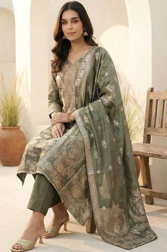 Women Ethnic Motifs Kurta with Trousers & With Dupatta
