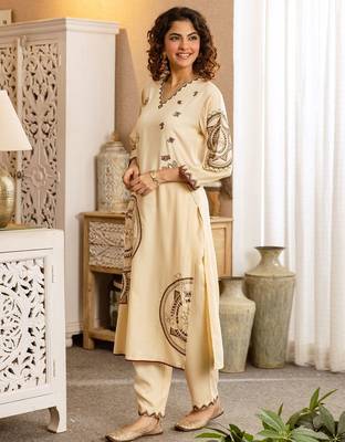 Women Ethnic Motifs Printed Kurta with Trousers 1
