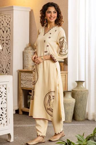 Women Ethnic Motifs Printed Kurta with Trousers