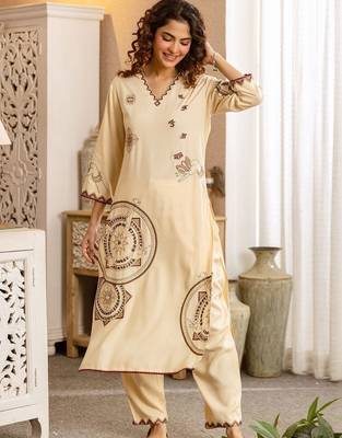 Women Ethnic Motifs Printed Kurta with Trousers 2