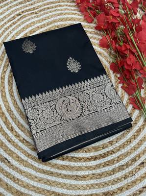 Black soft silk blend saree with zari weaving meenakari design 3