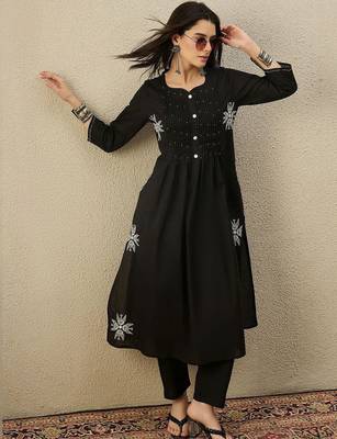 Women Ethnic Motifs Embroidered Panelled Thread Work Cotton Kurta with Trousers 1