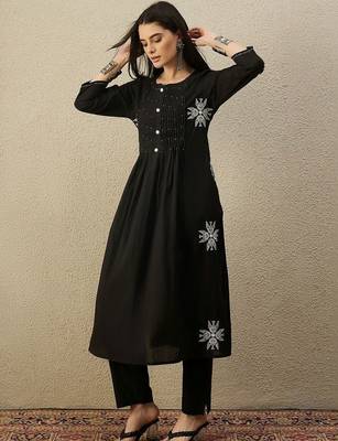 Women Ethnic Motifs Embroidered Panelled Thread Work Cotton Kurta with Trousers 3