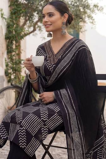Women Printed Thread Work Cotton Kurta with Trousers & With Dupatta