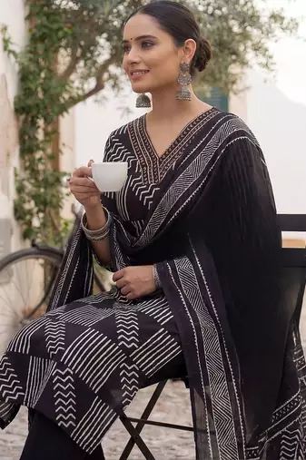 Women Printed Thread Work Cotton Kurta with Trousers & With Dupatta