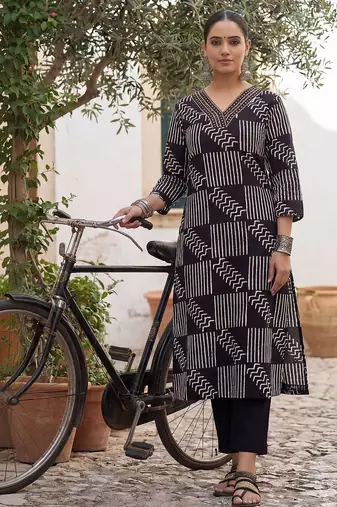 Women Printed Thread Work Cotton Kurta with Trousers & With Dupatta