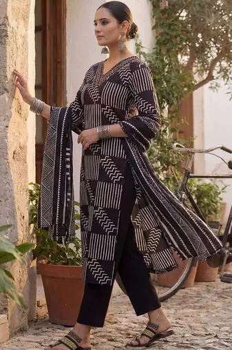 Women Printed Thread Work Cotton Kurta with Trousers & With Dupatta