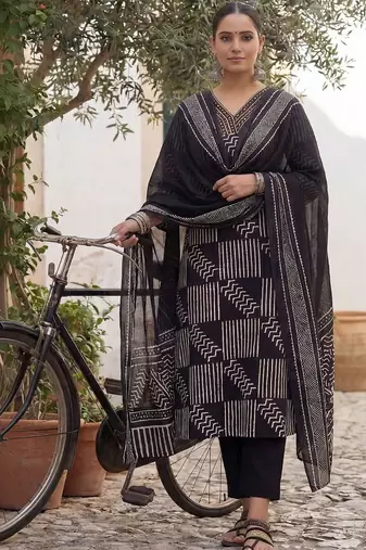 Women Printed Thread Work Cotton Kurta with Trousers & With Dupatta