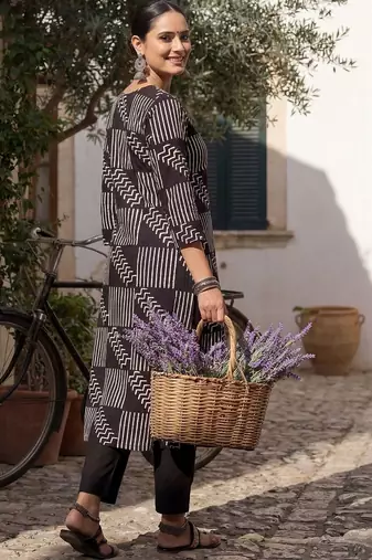 Women Printed Thread Work Cotton Kurta with Trousers & With Dupatta