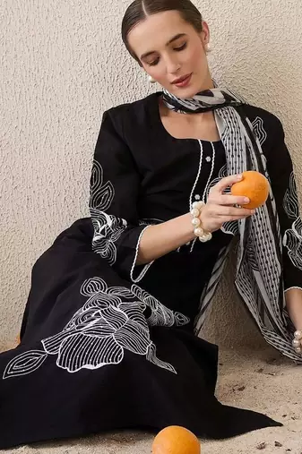 Women Floral Embroidered Thread Work Linen Kurta with Trousers & With Dupatta