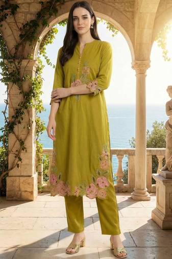 Women Floral Embroidered Thread Work Cotton Kurta with Trousers