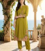 Women Floral Embroidered Thread Work Cotton Kurta with Trousers