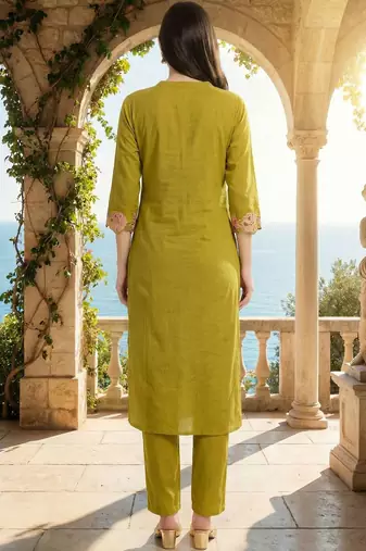 Women Floral Embroidered Thread Work Cotton Kurta with Trousers