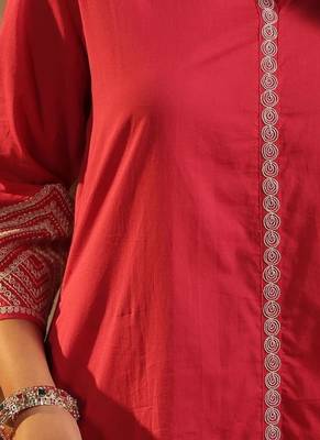 Women Geometric Embroidered Cotton Kurta with Palazzos 6