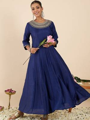 Women Ethnic Motifs Embroidered Panelled Thread Work Kurta with Trousers 1