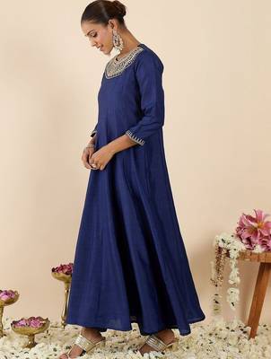 Women Ethnic Motifs Embroidered Panelled Thread Work Kurta with Trousers 3