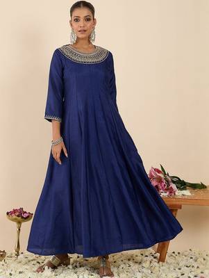 Women Ethnic Motifs Embroidered Panelled Thread Work Kurta with Trousers 4