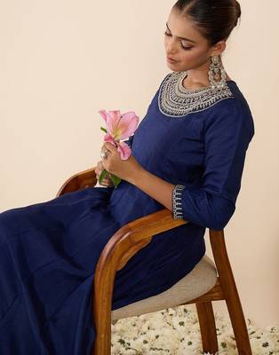 Women Ethnic Motifs Embroidered Panelled Thread Work Kurta with Trousers 6