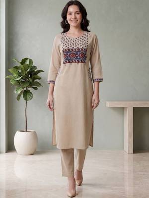 Women Ethnic Motifs Printed Cotton Kurta with Trousers 1