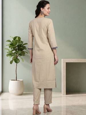Women Ethnic Motifs Printed Cotton Kurta with Trousers 4