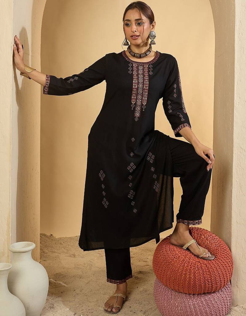Women Ethnic Motifs Embroidered Thread Work Kurta with Trousers